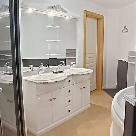 Complet Avec Exterieurs, 4 Chambres, 8 Personnes